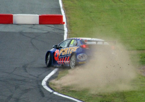 Pirtek Honda Civic Runs Wide - Oulton Park BTCC 2013 - carwitter