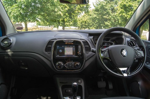 Renault Captur Review Dashboard - carwitter