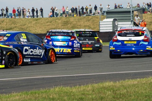 BTCC 2013 Ford Focus Corner Snetterton - carwitter