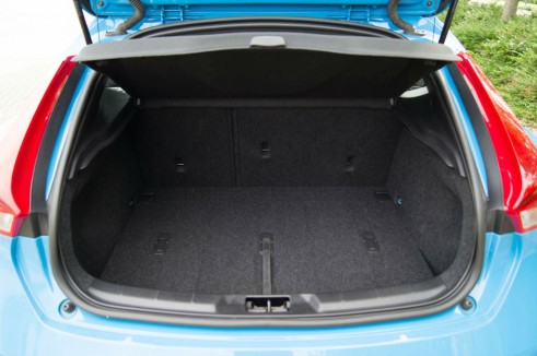 Volvo V40 Review Boot - carwitter