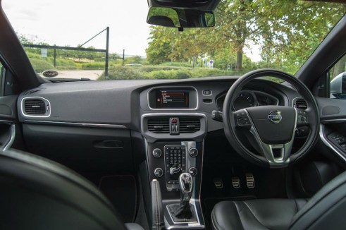 Volvo V40 Review Dashboard - carwitter