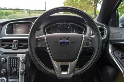 Volvo V40 Review Steering Wheel - carwitter