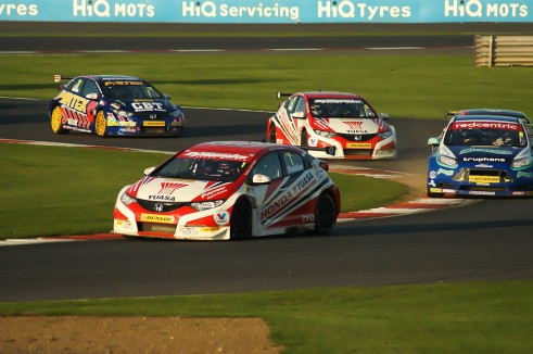 BTCC 2013 Silverstone - Shedden Honda Civic Leads The Pack - carwitter