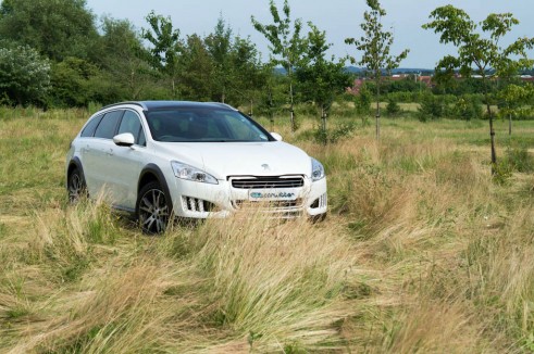Peugeot 508 RXH Review - Front Angle Close Scenery - carwitter