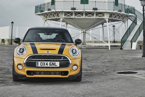 2014 MINI Cooper S Hatch Front - carwitter