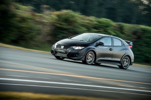 2015 Honda Civic Type R No Camo - Front Angle Track - carwitter
