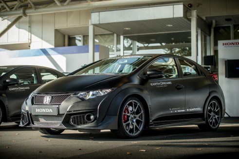 2015 Honda Civic Type R No Camo - Front Angle - carwitter