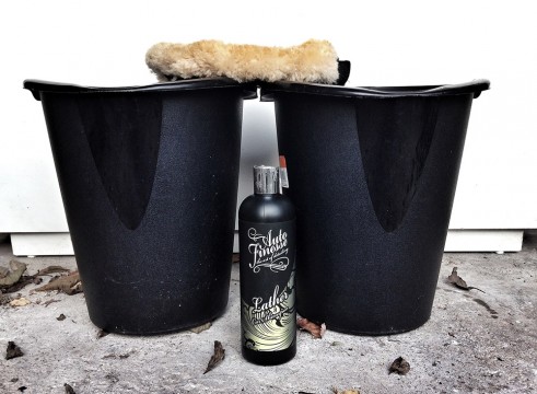 Photo Feature Buckets Shampoo Wash Mitt