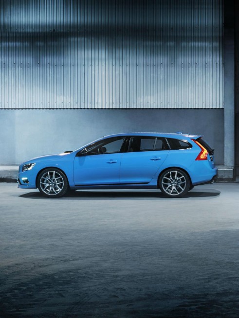Volvo V60 Polestar Side On - carwitter