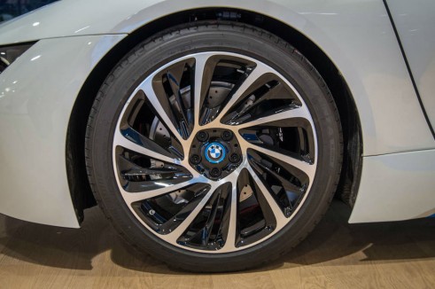 BMW i8 Park Lane London - 20 BMW i Turbine 625 alloy wheels - carwitter