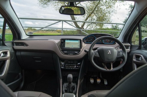 Peugeot 2008 Review - Dashboard - carwitter