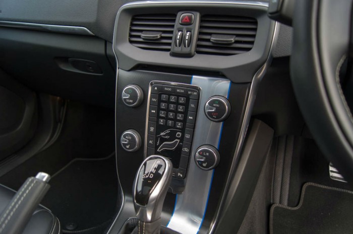 Volvo V40 T5 Review - Center Console - carwitter
