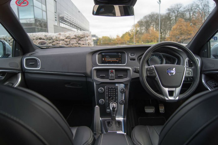 Volvo V40 T5 Review - Dashboard - carwitter