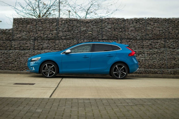 Volvo V40 T5 Review - Side - carwitter