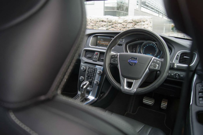 Volvo V40 T5 Review - Steering Wheel Angle - carwitter
