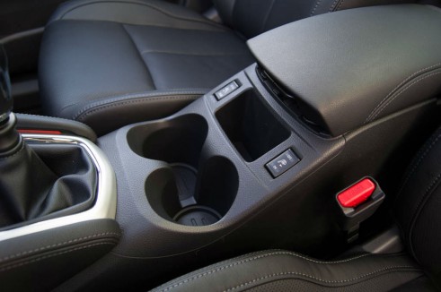 2014 Nissan Qashqai Review - Central Armrest - carwitter