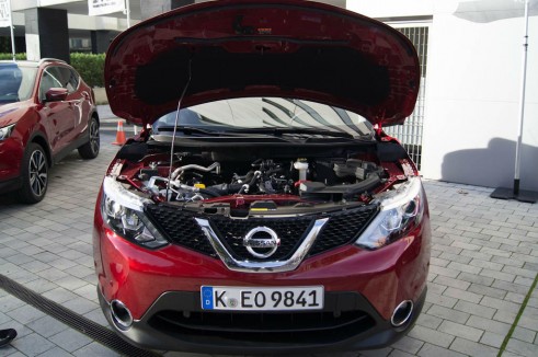 2014 Nissan Qashqai Review - Clamshell Bonnet - carwitter