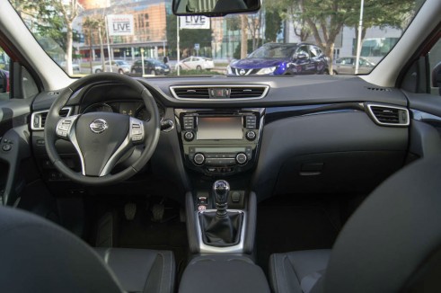 2014 Nissan Qashqai Review - Dashboard - carwitter