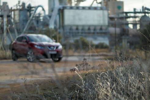 2014 Nissan Qashqai Review - Front Angle Grass - carwitter