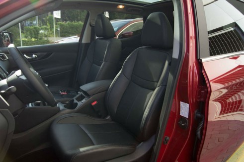 2014 Nissan Qashqai Review - Front Seats - carwitter