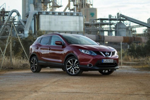 2014 Nissan Qashqai Review - Front Side Angle Center - carwitter
