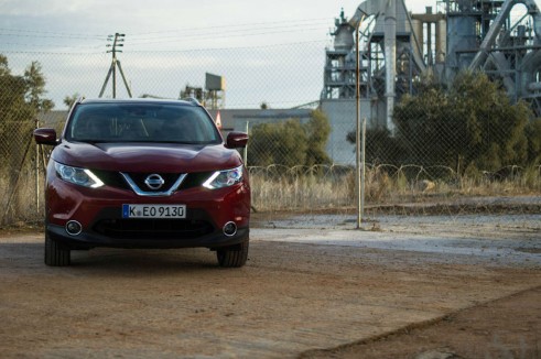 2014 Nissan Qashqai Review - Front - carwitter