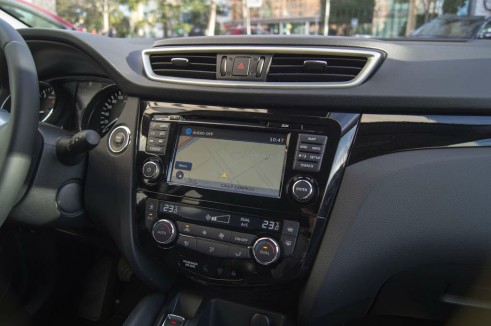 2014 Nissan Qashqai Review - Infotainment Centre Console - carwitter