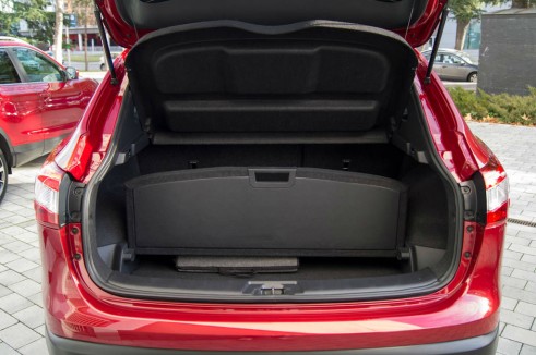 2014 Nissan Qashqai Review - Modular Boot Floor - carwitter