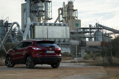 2014 Nissan Qashqai Review - Rear Angle - carwitter