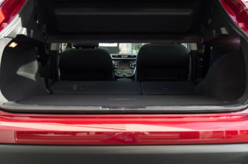 2014 Nissan Qashqai Review - Rear Seats Fold Flat - carwitter