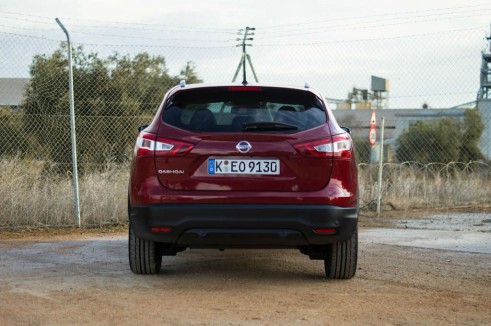 2014 Nissan Qashqai Review - Rear - carwitter