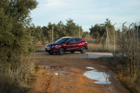 2014 Nissan Qashqai Review - Side Road Scene - carwitter