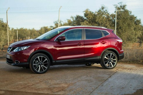 2014 Nissan Qashqai Review - Side - carwitter