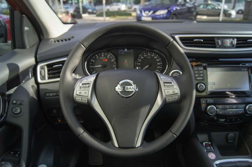 2014 Nissan Qashqai Review - Steering Wheel - carwitter