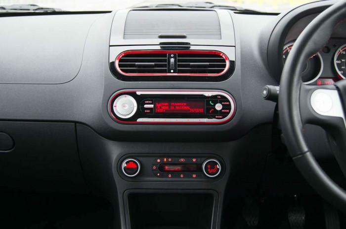 MG3 Review - Center Console - carwitter