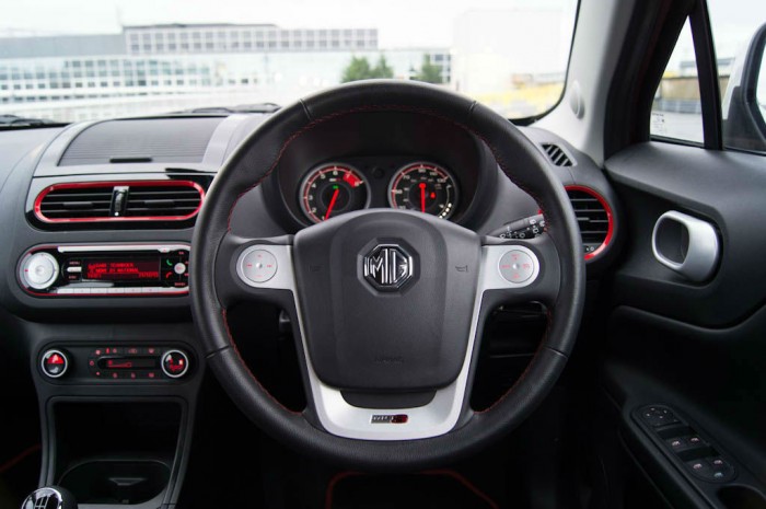 MG3 Review - Steering Wheel - carwitter
