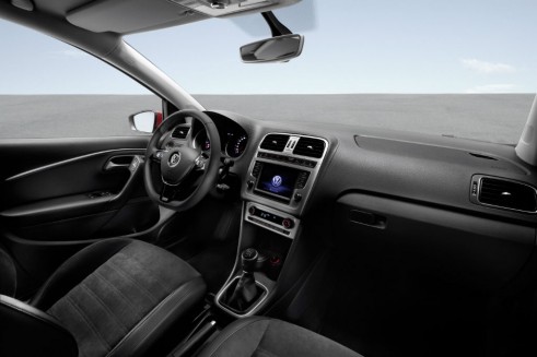 VW Polo 2014 interior 2 - carwitter