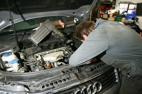 Audi Mechanic Garage Workshop - carwitter