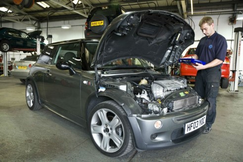 BMW MINI Mechanic Garage Workshop - carwitter