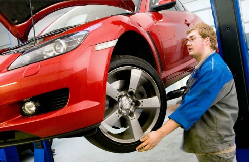 Mazda Mechanic Garage Workshop - carwitter