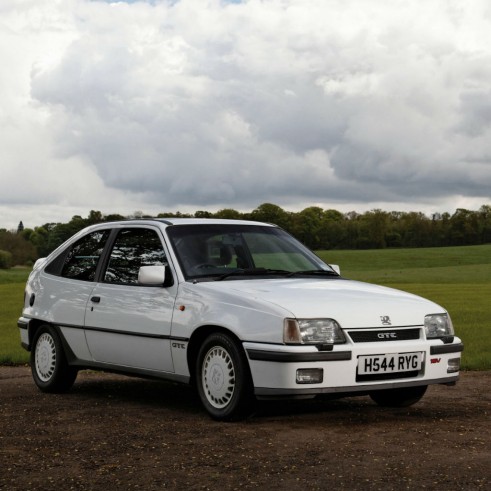 Vauxhall Astra GTE - Front - carwitter