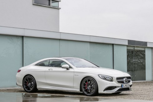 Mercedes-Benz S 63 AMG Coupé - Side Angle - carwitter