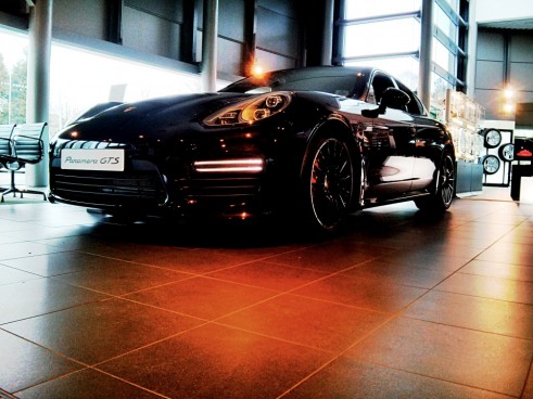 Porsche,Panamera,GTS,Front,Right,Carwitter