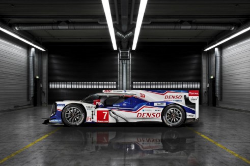 Toyota TS040 launch side - carwitter