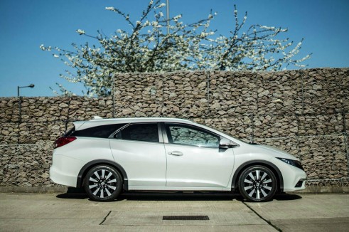 Honda Civic Tourer Review - Side - carwitter