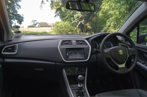 Suzuki SX4 S-Cross Review - Dashboard - carwitter