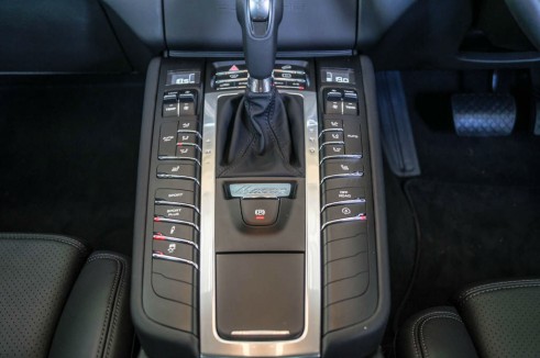 Porsche Macan Turbo Review - Centre Console - carwitter
