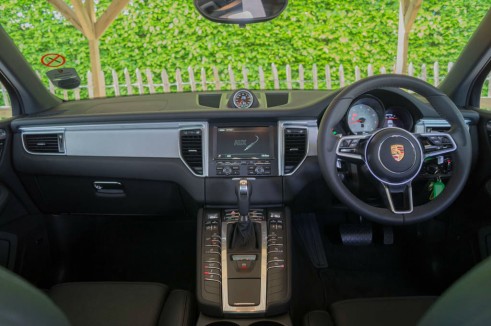 Porsche Macan Turbo Review - Dashboard - carwitter