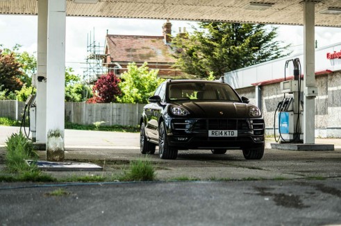 Porsche Macan Turbo Review - Front Scene - carwitter