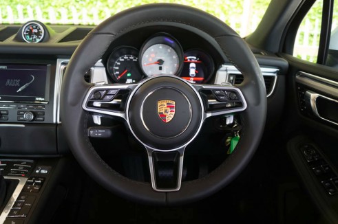 Porsche Macan Turbo Review - Steering Wheel - carwitter